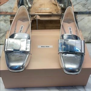 Miu Miu sz 38 fabulous metallic silver heels w/bow